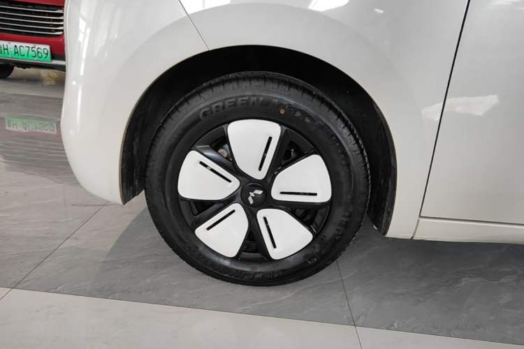 Used Wuling Hongguang MINIEV 2025 Four-Door Version Advanced Edition Left Front Wheel Hub