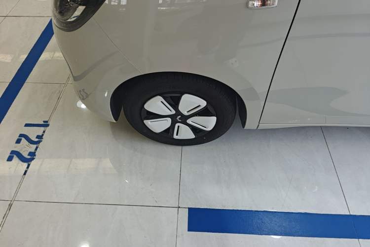 Used Wuling Hongguang MINIEV 2025 Four-Door Version Advanced Edition Left Front Wheel Hub