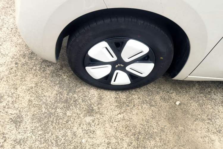 Used Wuling Hongguang MINIEV 2025 Four-Door Version Zhenxiang+ Edition Left Front Wheel Hub