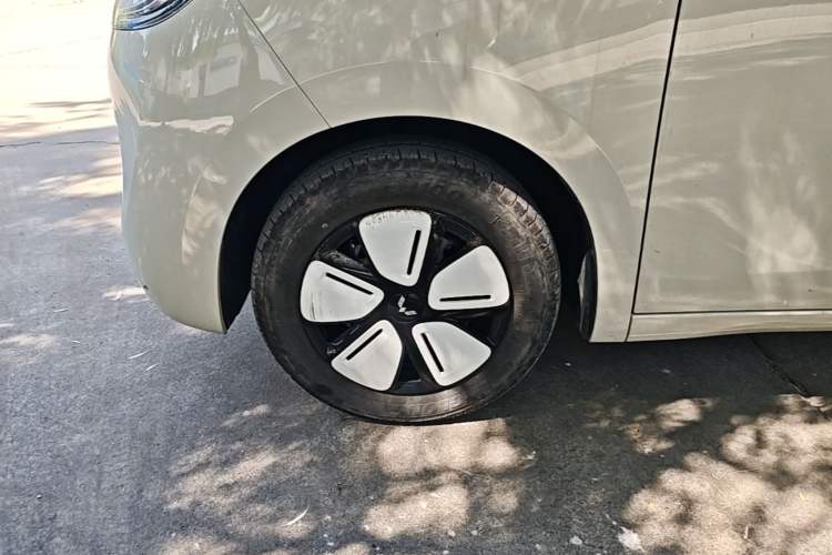 Used Wuling Hongguang MINIEV 2025 Four-Door Version Zhenxiang+ Edition Left Front Wheel Hub