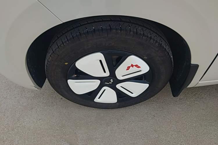 Used Wuling Hongguang MINIEV 2025 Four-Door Version Advanced Edition Left Front Wheel Hub