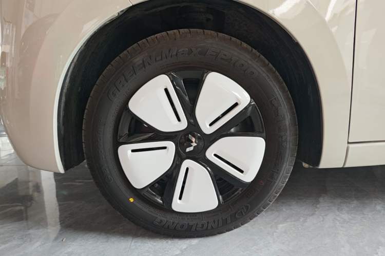 Used Wuling Hongguang MINIEV 2025 Four-Door Version Advanced Edition Left Front Wheel Hub