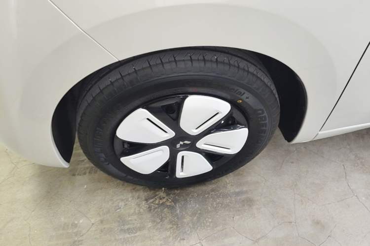 Used Wuling Hongguang MINIEV 2025 Four-Door Version Advanced Edition Left Front Wheel Hub