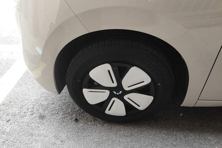 Used Wuling Hongguang MINIEV 2025 Four-Door Version Advanced Edition Left Front Wheel Hub
