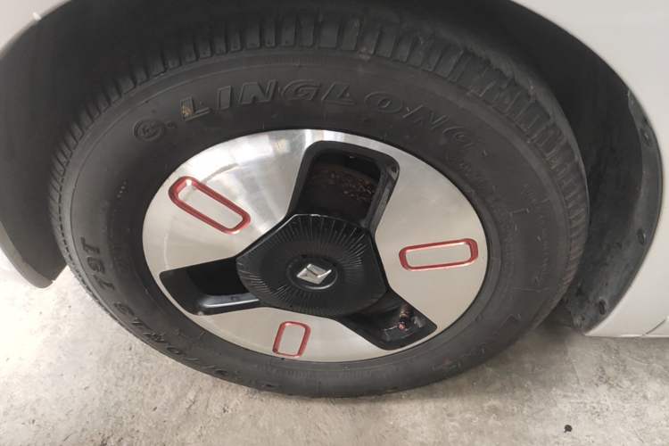 Used Wuling Hongguang MINIEV 2025 Four-Door Version Advanced Edition Left Front Wheel Hub