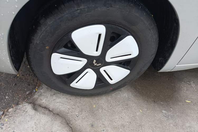 Used Wuling Hongguang MINIEV 2025 Four-Door Version Advanced Edition Left Front Wheel Hub