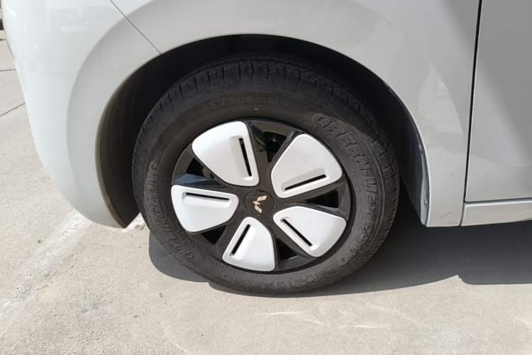Used Wuling Hongguang MINIEV 2025 Four-Door Version Advanced Edition Left Front Wheel Hub