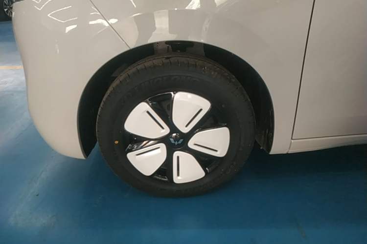 Used Wuling Hongguang MINIEV 2025 Four-Door Version Advanced Edition Left Front Wheel Hub