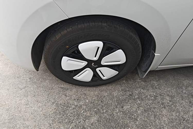 Used Wuling Hongguang MINIEV 2025 Four-Door Version Zhenxiang+ Edition Left Front Wheel Hub