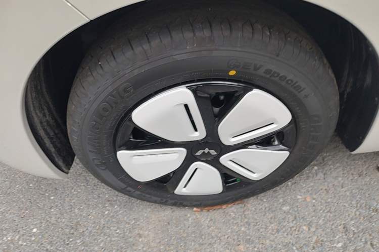 Used Wuling Hongguang MINIEV 2025 Four-Door Version Advanced Edition Left Front Wheel Hub