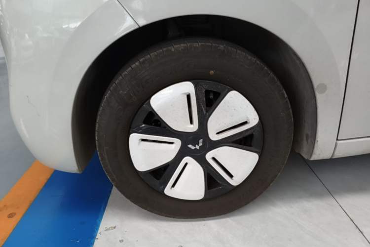 Used Wuling Hongguang MINIEV 2025 Four-Door Version Zhenxiang+ Edition Left Front Wheel Hub