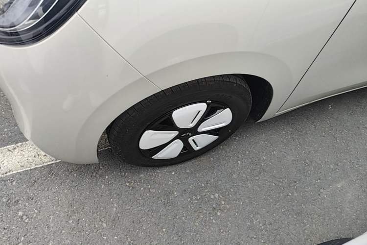 Used Wuling Hongguang MINIEV 2025 Four-Door Version Advanced Edition Left Front Wheel Hub