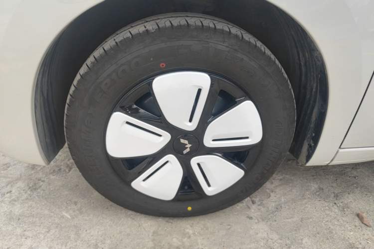 Used Wuling Hongguang MINIEV 2025 Four-Door Version Advanced Edition Left Front Wheel Hub