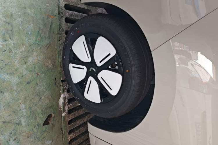 Used Wuling Hongguang MINIEV 2025 Four-Door Version Advanced Edition Left Front Wheel Hub
