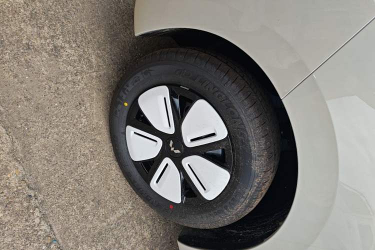 Used Wuling Hongguang MINIEV 2025 Four-Door Version Advanced Edition Left Front Wheel Hub