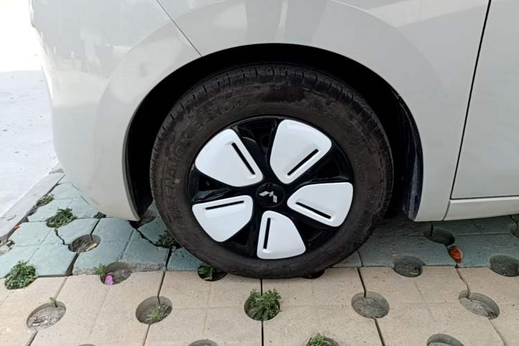 Used Wuling Hongguang MINIEV 2025 Four-Door Version Premium Edition Left Front Wheel Hub