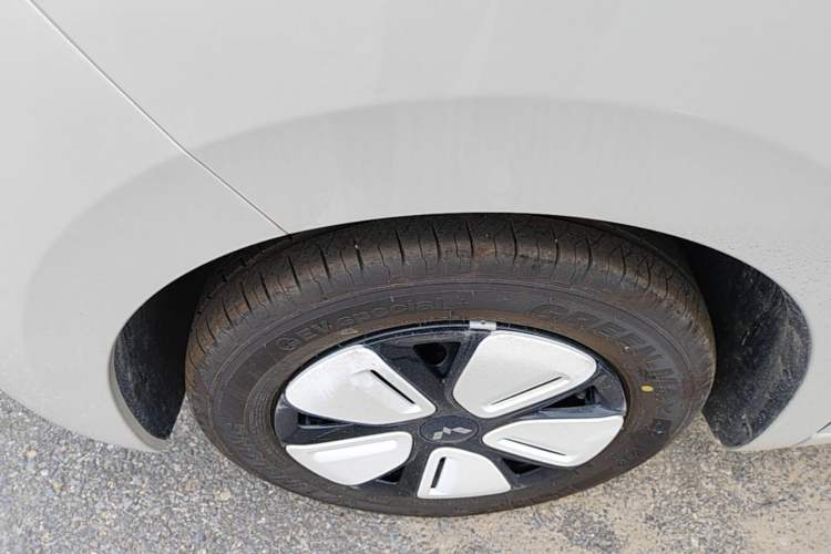 Used Wuling Hongguang MINIEV 2025 Four-Door Version Advanced Edition Left Front Wheel Hub