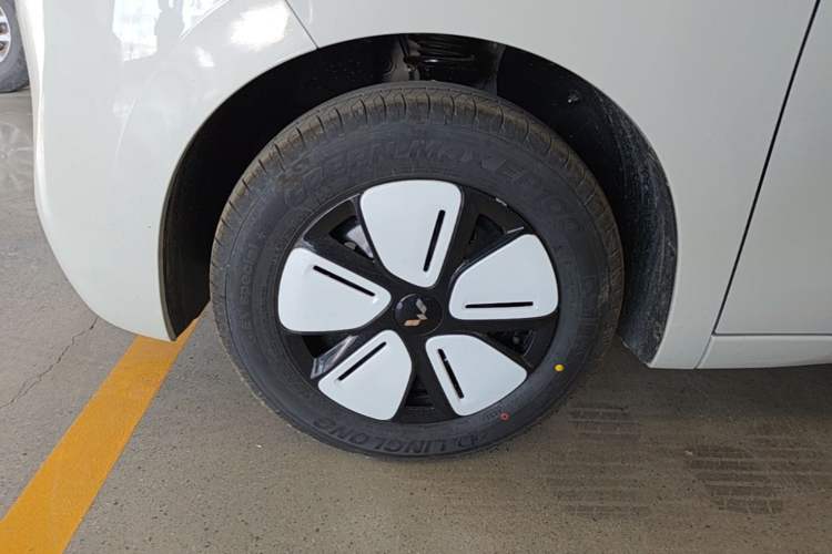 Used Wuling Hongguang MINIEV 2025 Four-Door Version Advanced Edition Left Front Wheel Hub