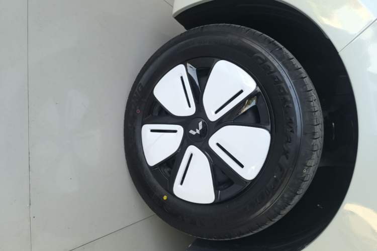 Used Wuling Hongguang MINIEV 2025 Four-Door Version Advanced Edition Left Front Wheel Hub