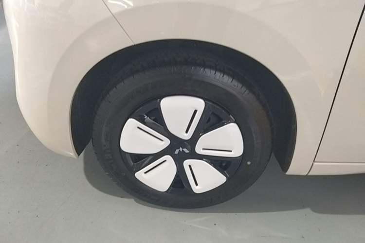 Used Wuling Hongguang MINIEV 2025 Four-Door Version Premium Edition Left Front Wheel Hub