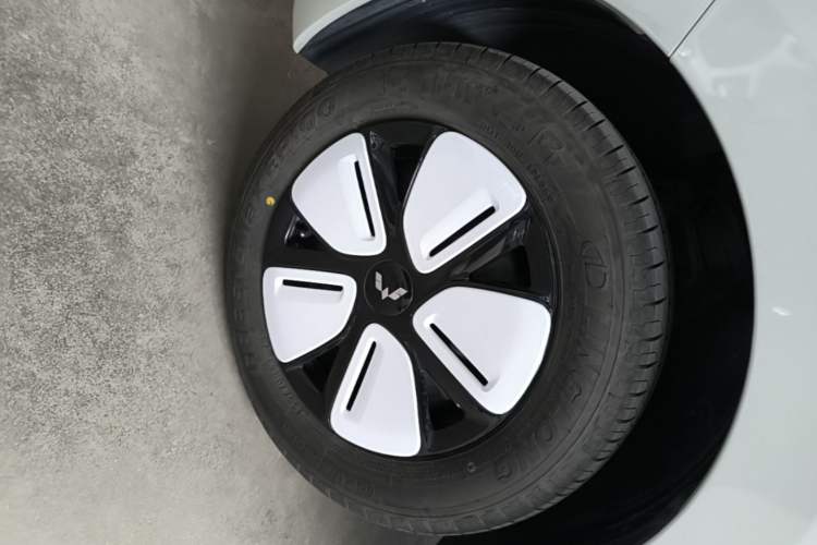 Used Wuling Hongguang MINIEV 2025 Four-Door Version Premium Edition Left Front Wheel Hub