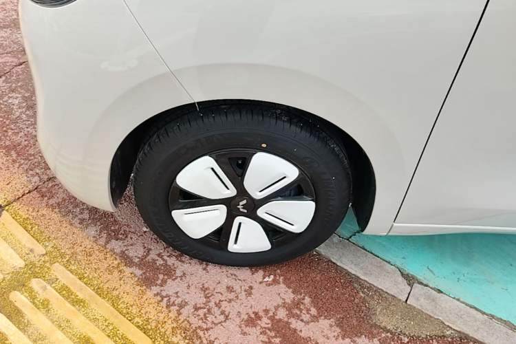 Used Wuling Hongguang MINIEV 2025 Four-Door Version Advanced Edition Left Front Wheel Hub