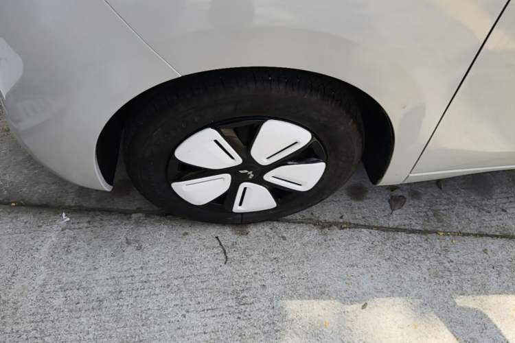 Used Wuling Hongguang MINIEV 2025 Four-Door Version Advanced Edition Left Front Wheel Hub