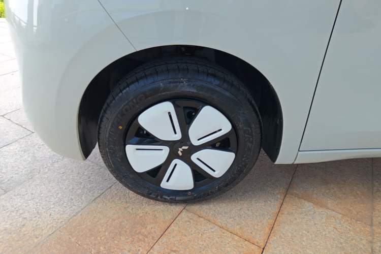 Used Wuling Hongguang MINIEV 2025 Four-Door Version Advanced Edition Left Front Wheel Hub