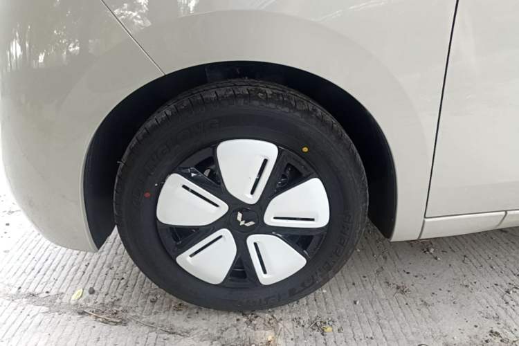 Used Wuling Hongguang MINIEV 2025 Four-Door Version Advanced Edition Left Front Wheel Hub