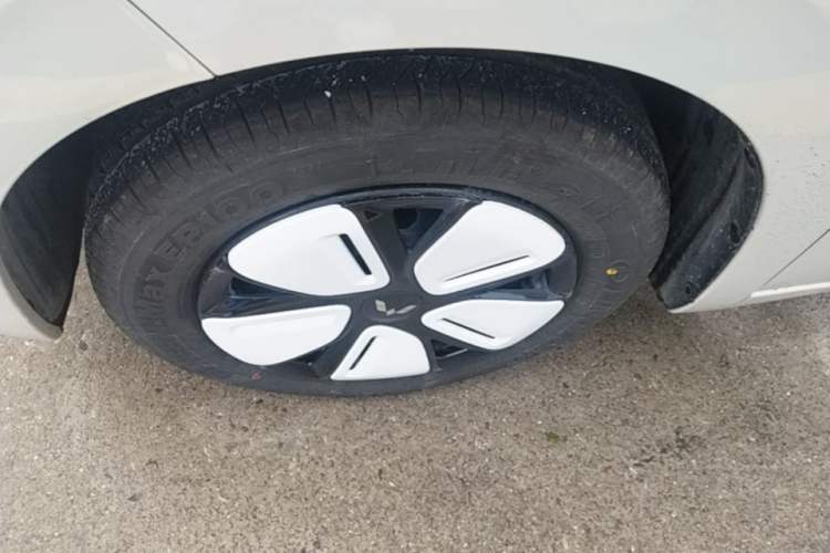 Used Wuling Hongguang MINIEV 2025 Four-Door Version Advanced Edition Left Front Wheel Hub