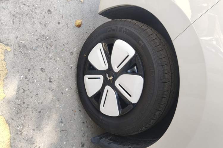 Used Wuling Hongguang MINIEV 2025 Four-Door Version Premium Edition Left Front Wheel Hub