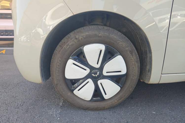 Used Wuling Hongguang MINIEV 2025 Four-Door Version Advanced Edition Left Front Wheel Hub