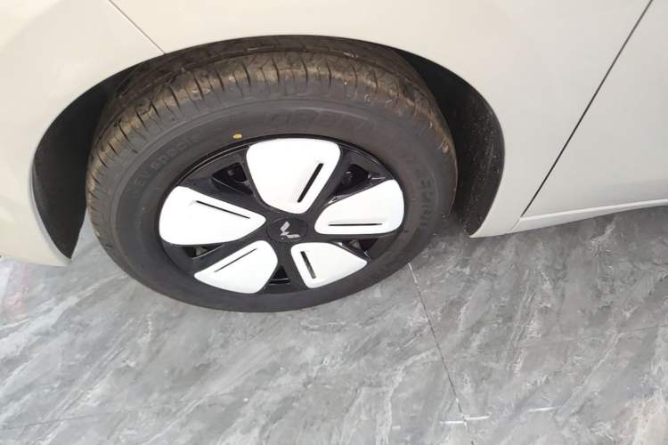 Used Wuling Hongguang MINIEV 2025 Four-Door Version Advanced Edition Left Front Wheel Hub
