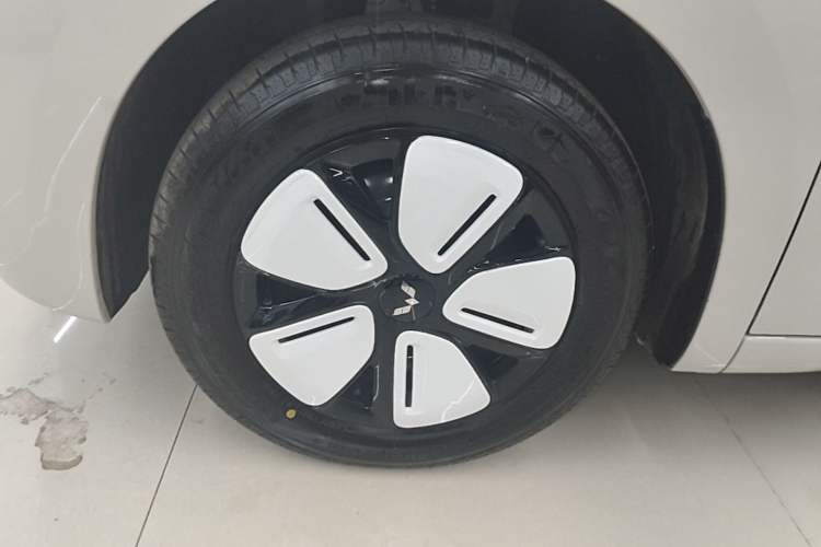 Used Wuling Hongguang MINIEV 2025 Four-Door Version Advanced Edition Left Front Wheel Hub