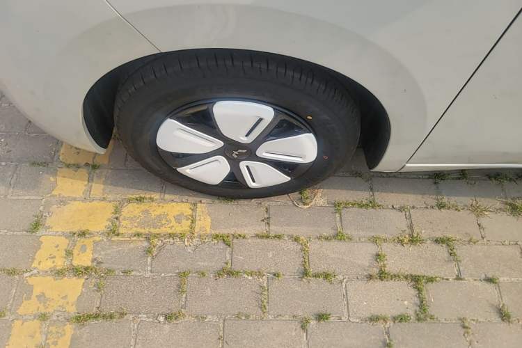 Used Wuling Hongguang MINIEV 2025 Four-Door Version Advanced Edition Left Front Wheel Hub