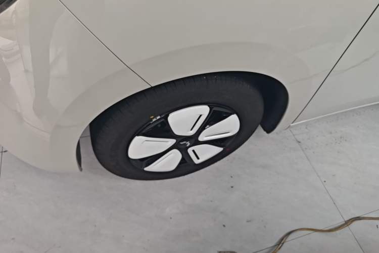 Used Wuling Hongguang MINIEV 2025 Four-Door Version Advanced Edition Left Front Wheel Hub