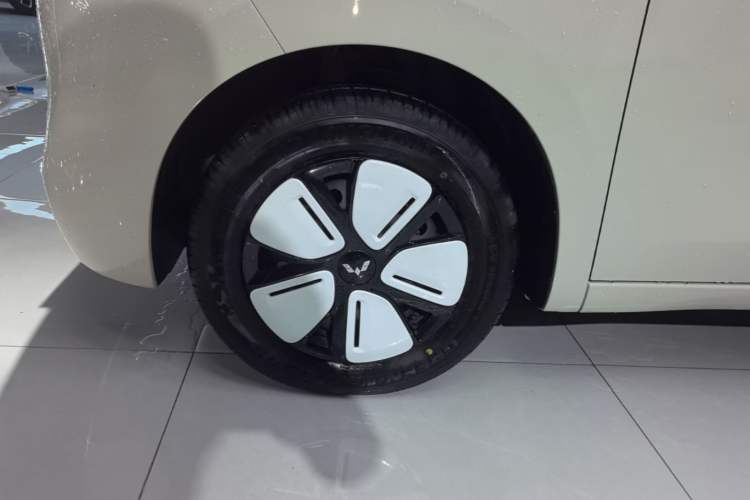 Used Wuling Hongguang MINIEV 2025 Four-Door Version Advanced Edition Left Front Wheel Hub