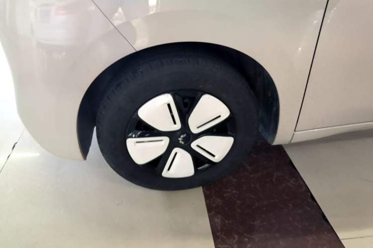 Used Wuling Hongguang MINIEV 2025 Four-Door Version Zhenxiang+ Edition Left Front Wheel Hub