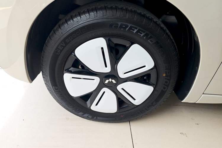 Used Wuling Hongguang MINIEV 2025 Four-Door Version Advanced Edition Left Front Wheel Hub