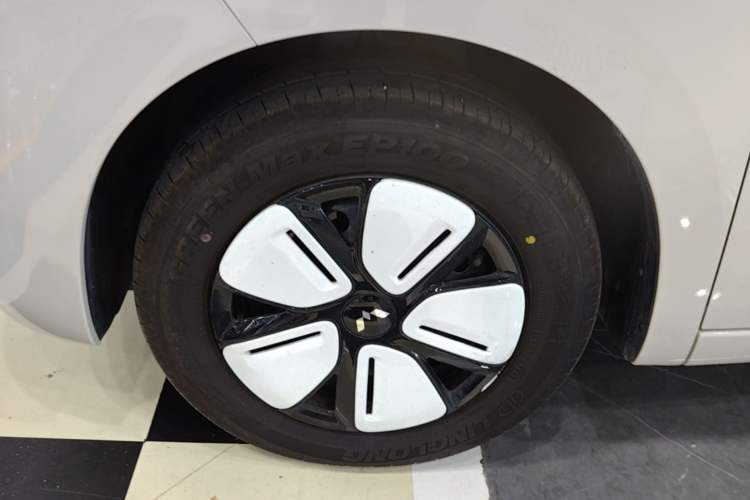 Used Wuling Hongguang MINIEV 2025 Four-Door Version Advanced Edition Left Front Wheel Hub