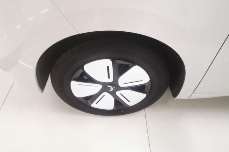 Used Wuling Hongguang MINIEV 2025 Four-Door Version Advanced Edition Left Front Wheel Hub