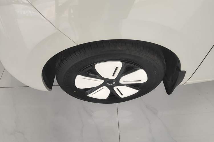 Used Wuling Hongguang MINIEV 2025 Four-Door Version Premium Edition Left Front Wheel Hub