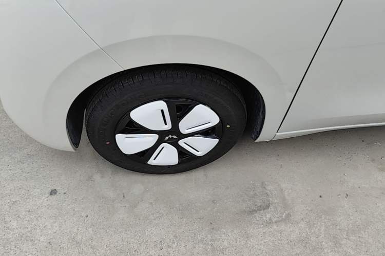 Used Wuling Hongguang MINIEV 2025 Four-Door Version Advanced Edition Left Front Wheel Hub
