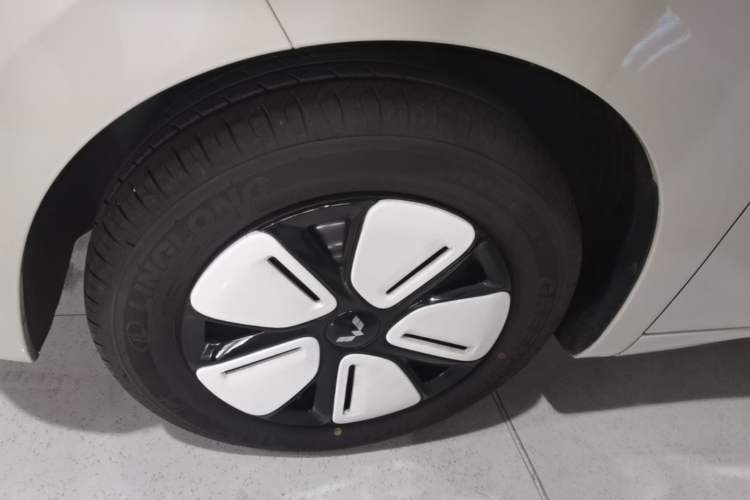 Used Wuling Hongguang MINIEV 2025 Four-Door Version Advanced Edition Left Front Wheel Hub