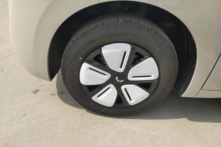 Used Wuling Hongguang MINIEV 2025 Four-Door Version Advanced Edition Left Front Wheel Hub
