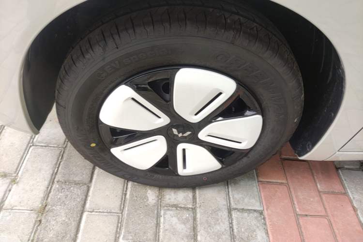 Used Wuling Hongguang MINIEV 2025 Four-Door Version Advanced Edition Left Front Wheel Hub
