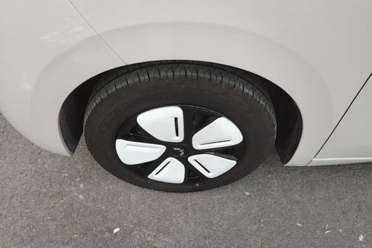 Used Wuling Hongguang MINIEV 2025 Four-Door Version Advanced Edition Left Front Wheel Hub