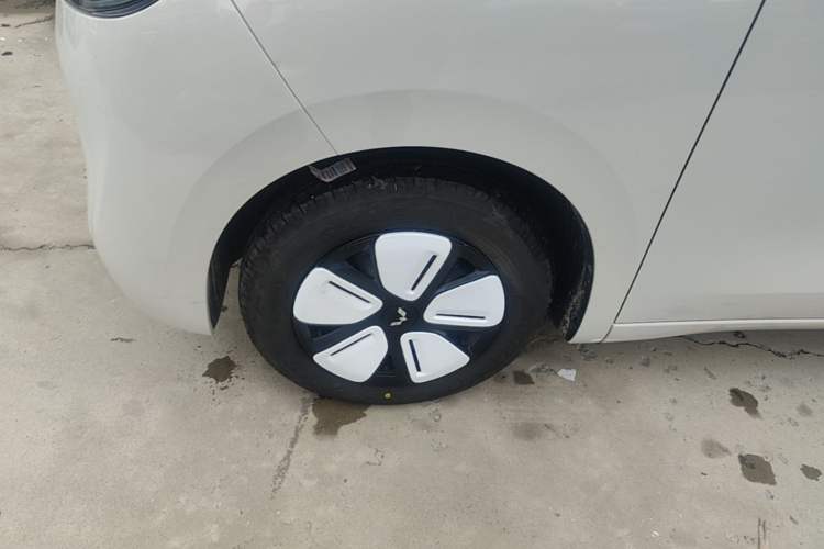 Used Wuling Hongguang MINIEV 2025 Four-Door Version Advanced Edition Left Front Wheel Hub