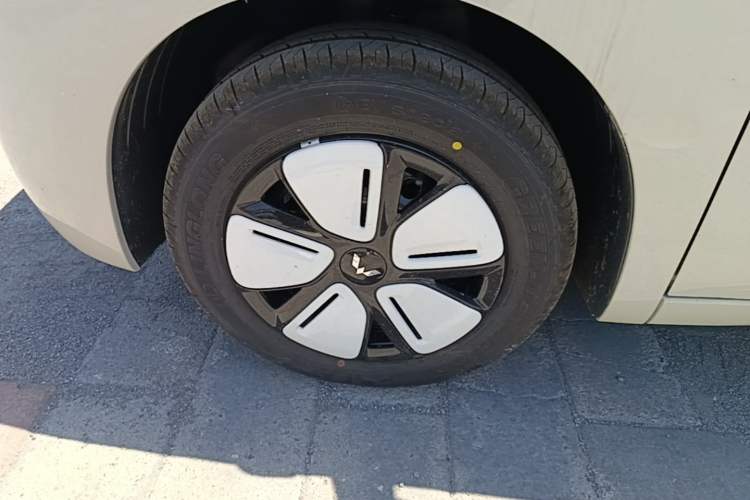 Used Wuling Hongguang MINIEV 2025 Four-Door Version Advanced Edition Left Front Wheel Hub