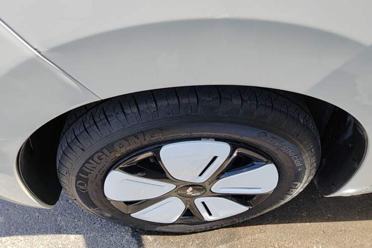 Used Wuling Hongguang MINIEV 2025 Four-Door Version Advanced Edition Left Front Wheel Hub